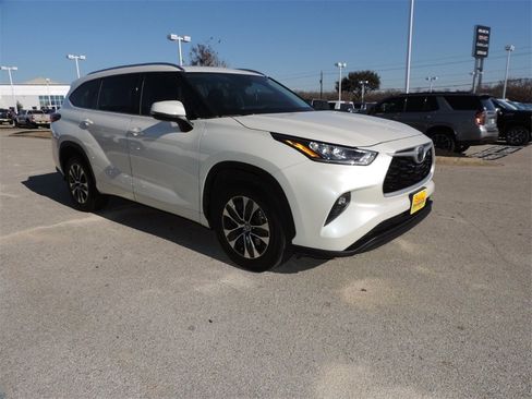 Used 2020 Toyota Highlander XLE image 3