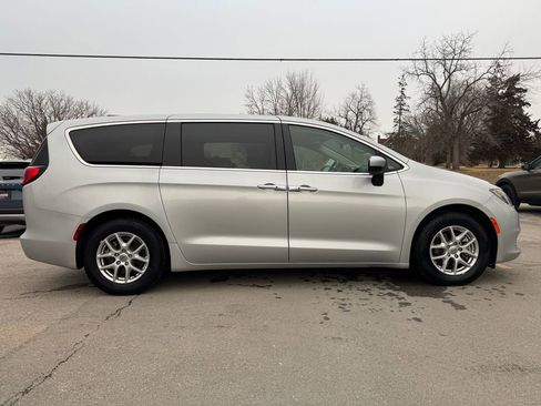 Used 2022 Chrysler Voyager LX FWD image 4