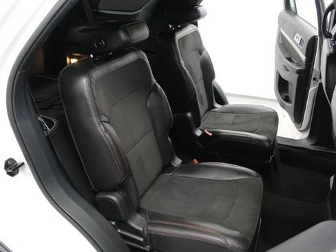 Used 2018 Ford Explorer XLT w/ Equipment Group 202A FWD image 17