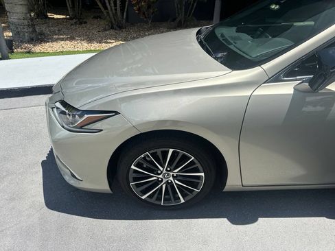 Used 2025 Lexus ES 300h w/ Premium Package FWD image 4