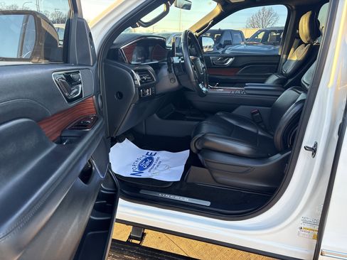Used 2024 Lincoln Navigator Premiere image 12
