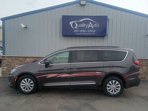 Used 2017 Chrysler Pacifica Touring-L FWD image 1