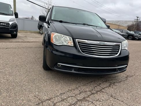 Used 2013 Chrysler Town & Country Touring image 9