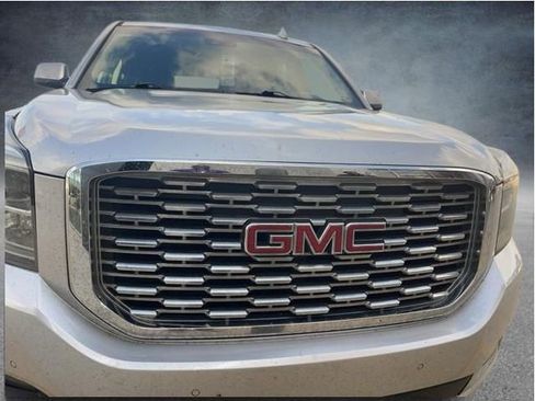 Used 2018 GMC Yukon Denali RWD image 3