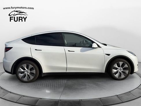 Used 2022 Tesla Model Y Long Range AWD/4WD image 3