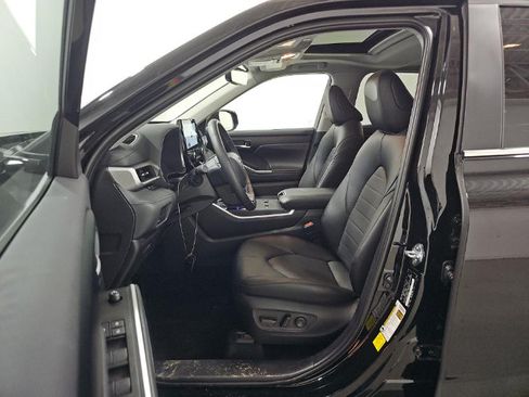 Used 2025 Toyota Highlander XLE AWD/4WD image 7