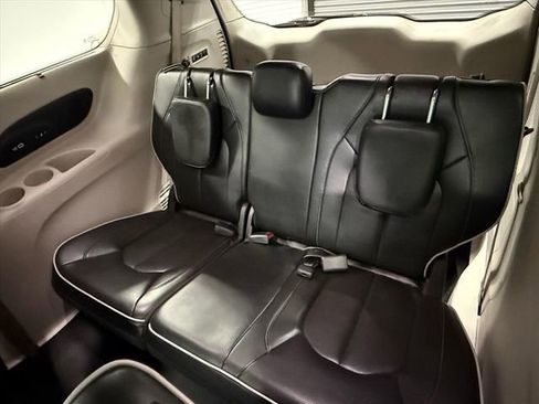 Used 2022 Chrysler Pacifica Limited image 18