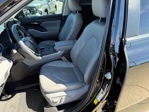 Used 2024 Toyota Highlander XLE image 33