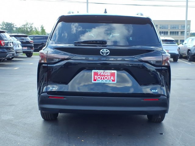 Certified 2026 Toyota Sienna XLE FWD image 5
