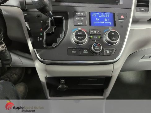 Used 2016 Toyota Sienna L image 16