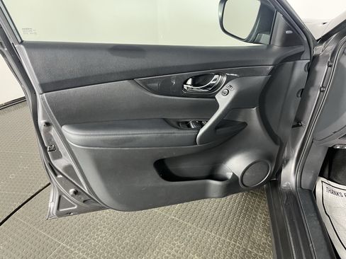 Used 2017 Nissan Rogue S image 5