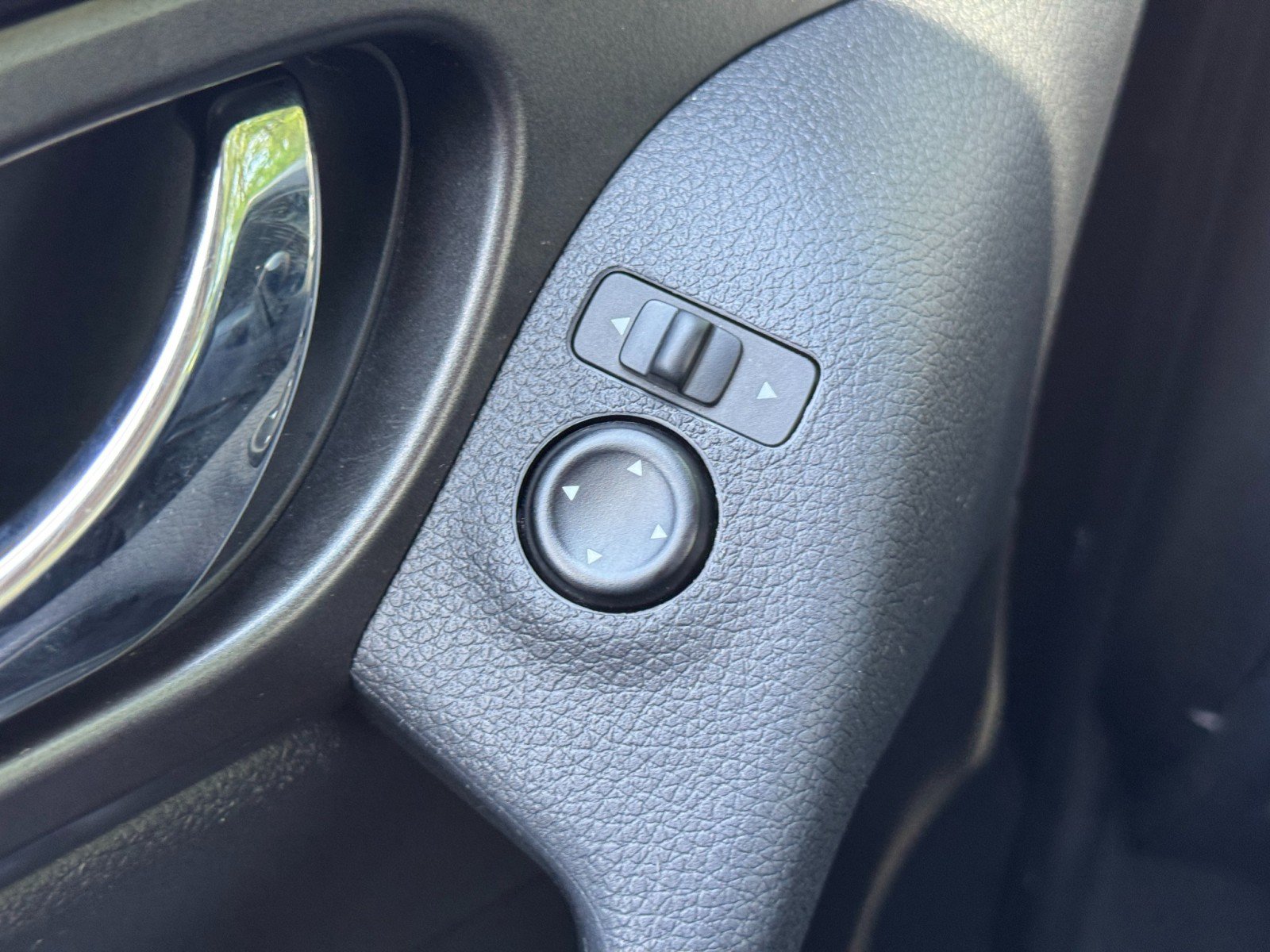 Used 2015 Nissan Rogue S AWD/4WD image 16