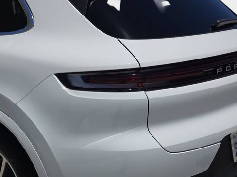Certified 2024 Porsche Cayenne AWD/4WD image 38