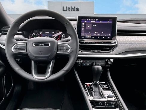 Used 2024 Jeep Compass Latitude image 15