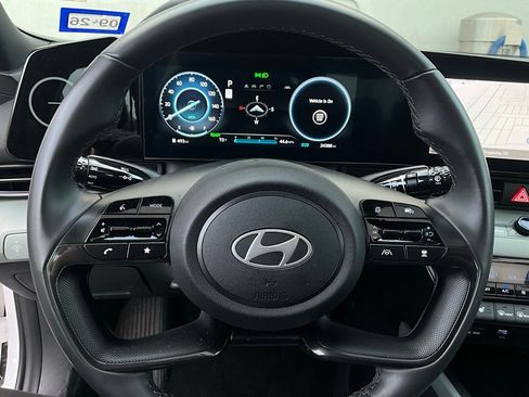 Used 2025 Hyundai Elantra Limited image 32