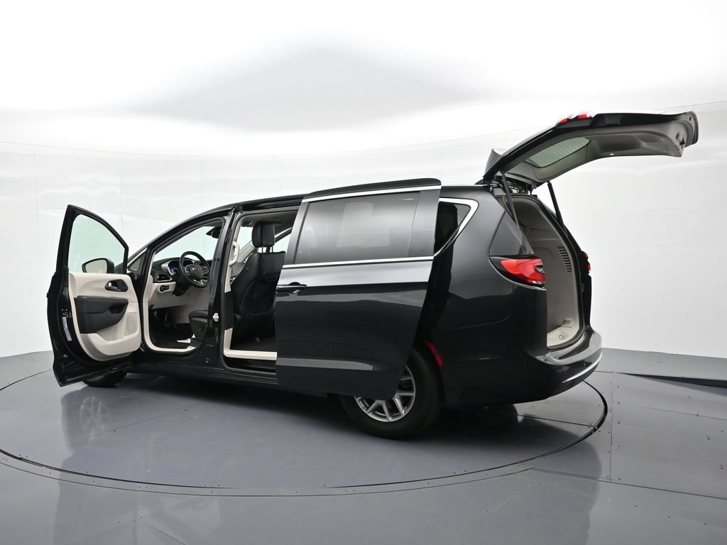 Used 2023 Chrysler Pacifica Touring-L FWD image 37