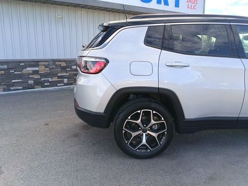 Used 2025 Jeep Compass Limited image 9