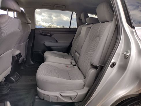 Used 2023 Toyota Highlander LE image 12