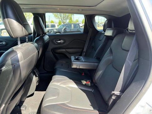 Used 2019 Jeep Cherokee Trailhawk AWD/4WD image 9