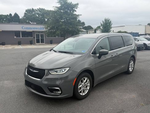 Used 2023 Chrysler Pacifica Touring-L FWD image 1