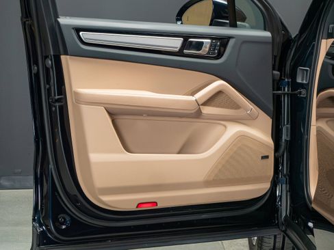 Certified 2023 Porsche Cayenne Platinum Edition AWD/4WD image 24