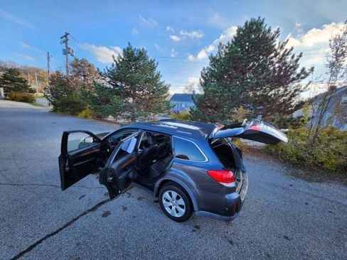 Used 2010 Subaru Outback 2.5i Limited image 22