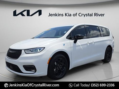 Used 2024 Chrysler Pacifica Limited w/ Uconnect Theater Family Group FWD image 13
