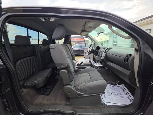 Used 2010 Nissan Frontier SE w/ SE Value Truck Pkg AWD/4WD image 14