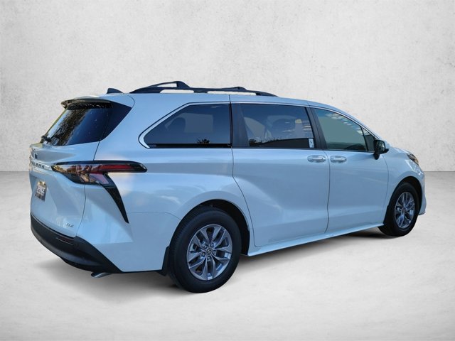 Used 2026 Toyota Sienna XLE FWD image 5