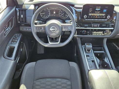 Used 2025 Nissan Pathfinder SV image 7