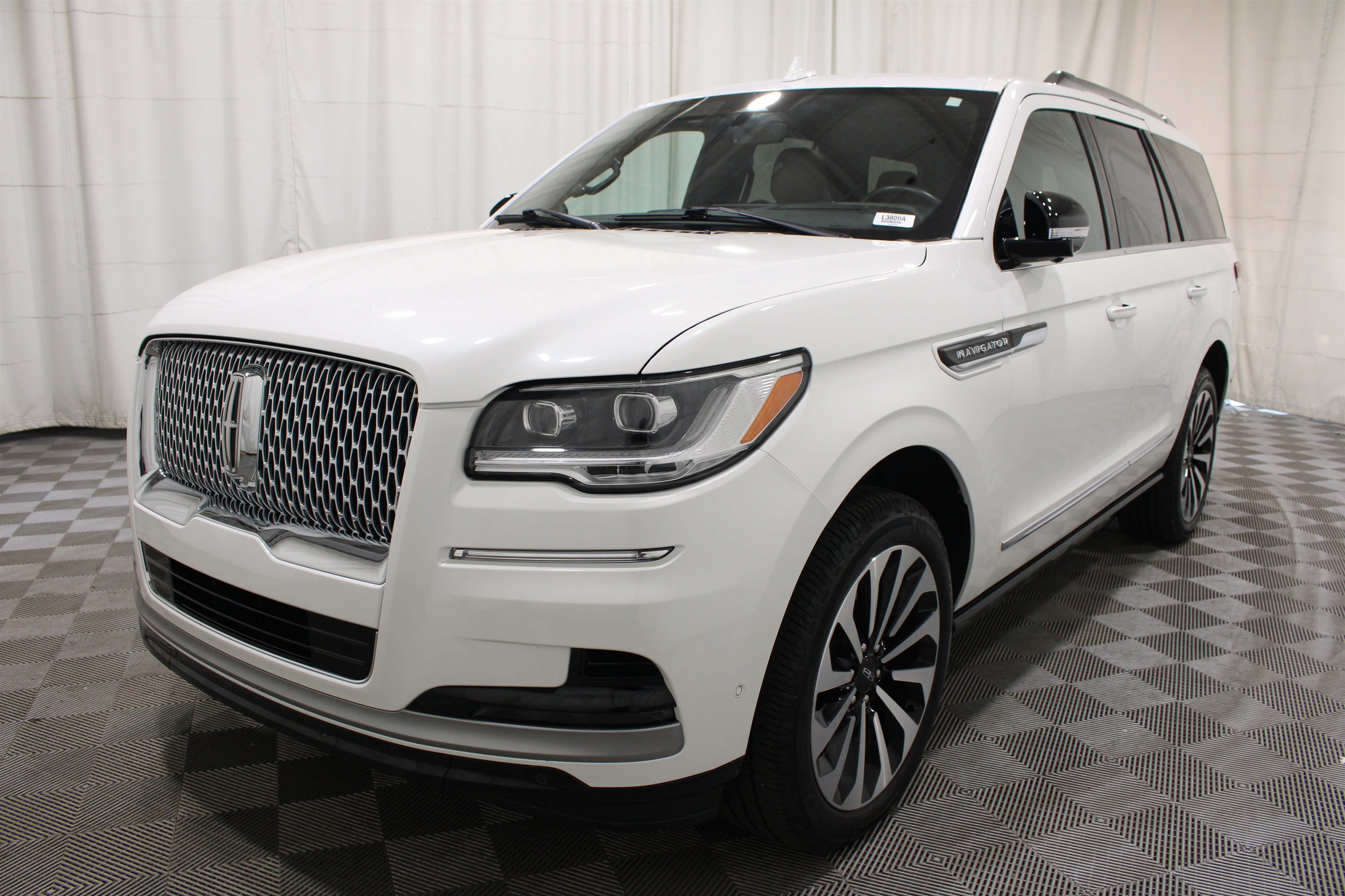 Certified 2024 Lincoln Navigator Reserve AWD/4WD image 37