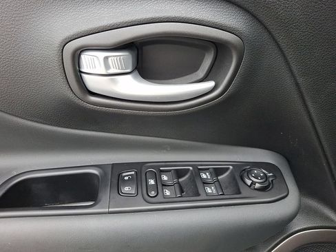 Used 2023 Jeep Renegade Latitude w/ Sun/Sound Group AWD/4WD image 15