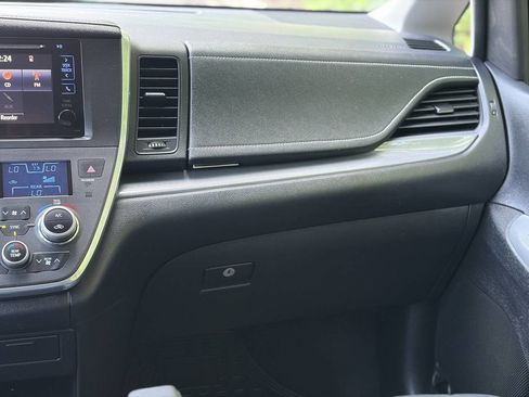 Used 2017 Toyota Sienna SE Premium FWD image 30