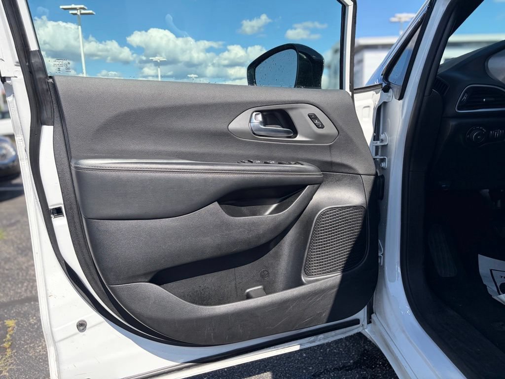 Certified 2025 Chrysler Pacifica Select FWD image 20