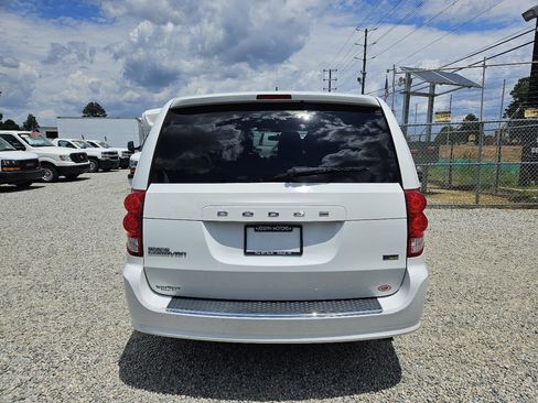 Used 2017 Dodge Grand Caravan SE FWD image 4