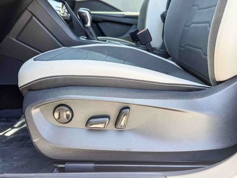 Used 2025 Volkswagen Taos SE FWD image 19