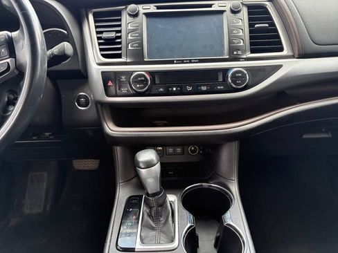 Used 2018 Toyota Highlander XLE FWD image 11