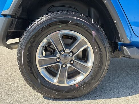 Used 2022 Jeep Wrangler Unlimited Sahara w/ Cold Weather Group AWD/4WD image 16