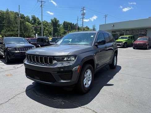 Used 2025 Jeep Grand Cherokee Laredo w/ Luxury Tech Group I AWD/4WD image 3