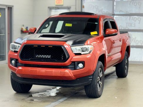 Used 2017 Toyota Tacoma TRD Sport w/ Premium & Technology Package AWD/4WD image 3