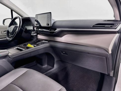 Certified 2021 Toyota Sienna XLE w/ XLE Plus Package FWD image 32