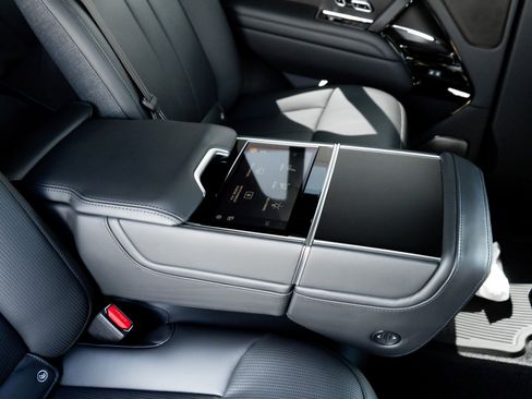 Used 2025 Land Rover Range Rover SV image 21