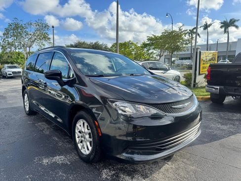 Used 2020 Chrysler Voyager Lxi FWD image 2