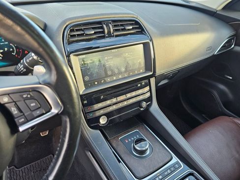 Used 2018 Jaguar F-PACE S image 32