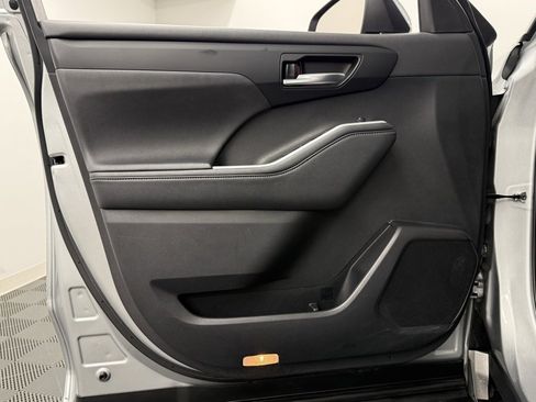 Used 2024 Toyota Highlander LE image 14