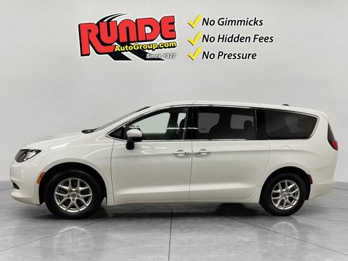 Used 2023 Chrysler Voyager LX FWD image 2