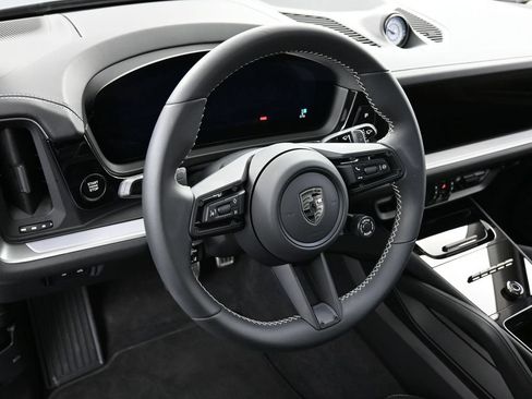 Certified 2025 Porsche Cayenne Turbo AWD/4WD image 17