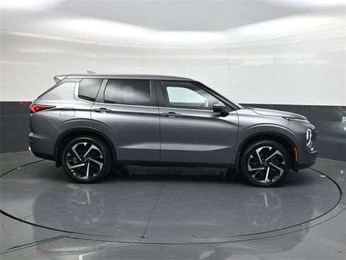 Used 2023 Mitsubishi Outlander SE image 3