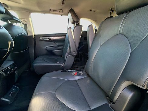 Used 2021 Toyota Highlander Limited image 21