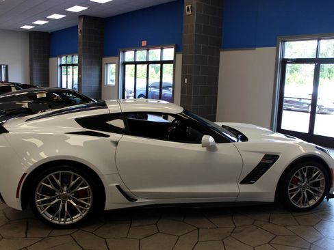 Used 2019 Chevrolet Corvette Z06 w/ Z07 Performance Package image 4